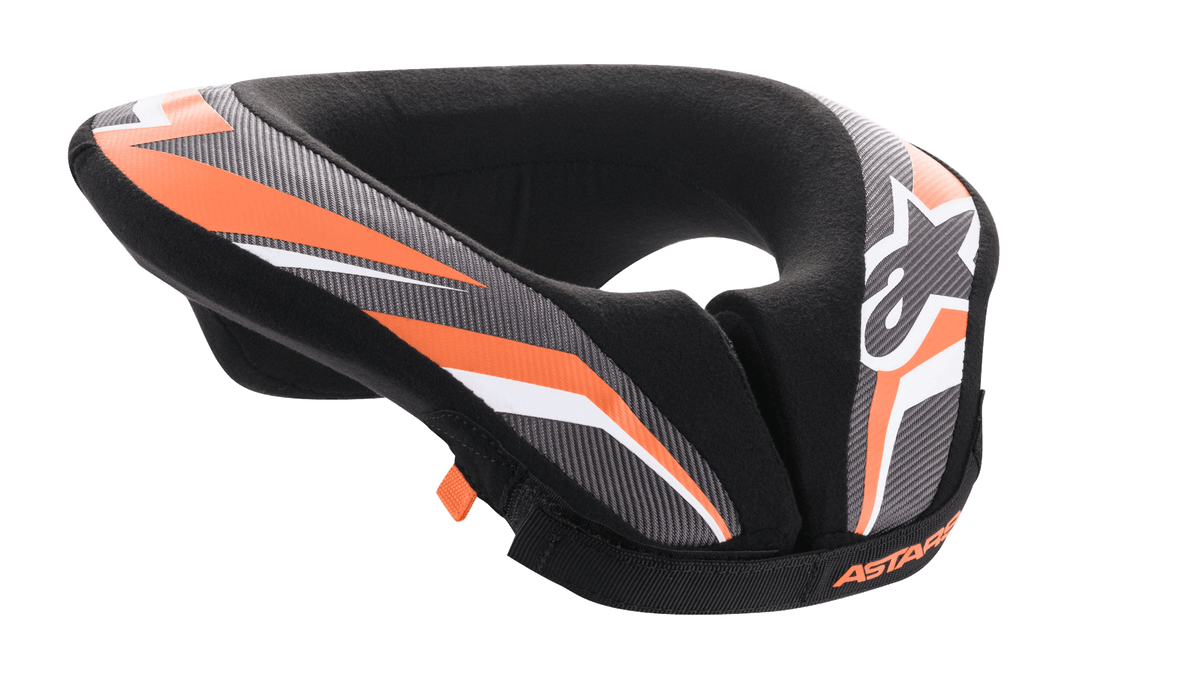 Youth Sequence Neck Roll da Alpinestars, proteção cervical para Motocross e BTT, preto, antracite e laranja, design acolchoado em forma de U com cauda estendida para estabilidade, equipamento de proteção para jovens pilotos, com logótipo Alpinestars branco