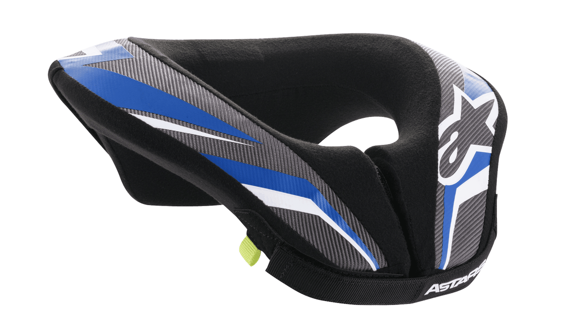 Alpinestars Youth Sequence Neck Roll, protetor de pescoço de motocross para jovens, preto, antracite e azul, com design ergonómico acolchoado, painéis com padrões em azul e cinzento, detalhes em branco, logótipo Alpinestars e forro interior macio para maior conforto