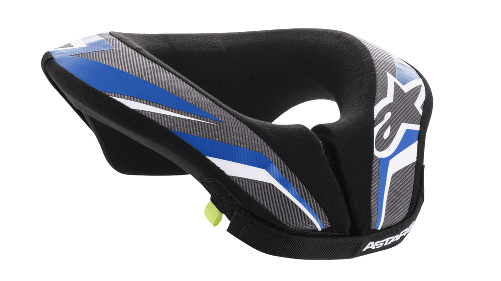 Alpinestars Youth Sequence Neck Roll, protetor de pescoço de motocross para jovens, preto, antracite e azul, com design ergonómico acolchoado, painéis com padrões em azul e cinzento, detalhes em branco, logótipo Alpinestars e forro interior macio para maior conforto