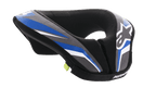 Alpinestars Youth Sequence Neck Roll, protetor de pescoço de motocross para jovens, preto, antracite e azul, com design ergonómico acolchoado, painéis com padrões em azul e cinzento, detalhes em branco, logótipo Alpinestars e forro interior macio para maior conforto
