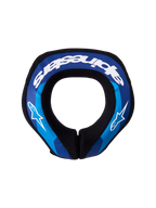 Alpinestars Protetor de Pescoço Sequence Jovem, proteção cervical para motocross e karting, azul e preto com logótipo branco, design ergonómico de dupla densidade.