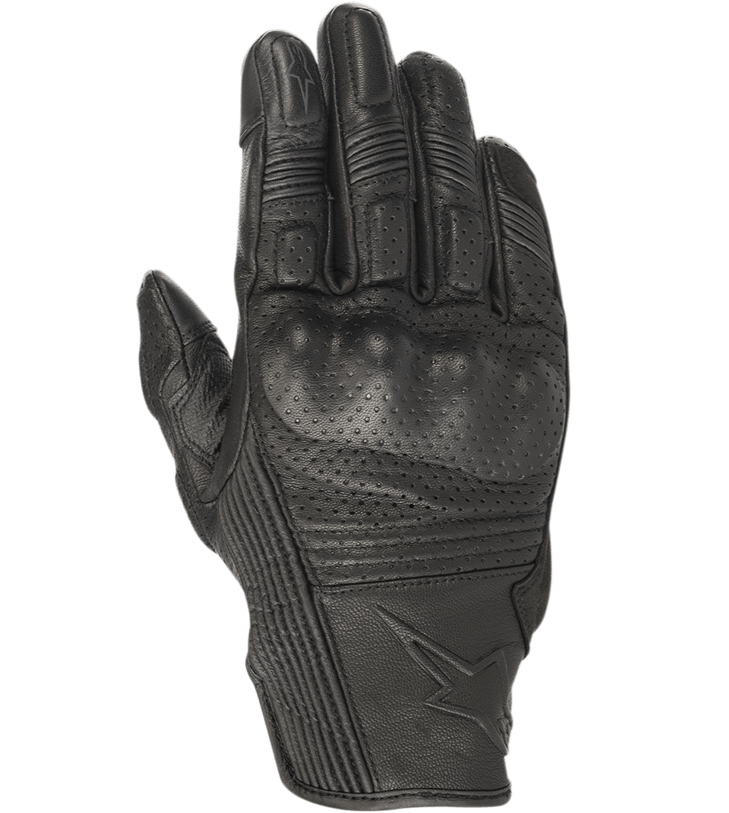 Alpinestars Mustang V2, luvas de motociclismo em pele preta, design perfurado com proteção integrada nos nós dos dedos, painéis em acordeão elástico nos dedos, logótipo de estrela em relevo, estilo urbano de punho curto