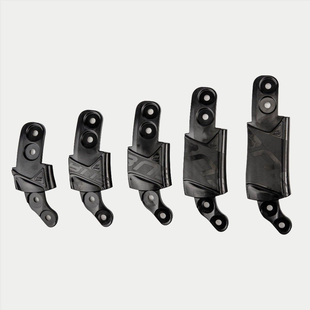 Alpinestars BNS Size Adapter Kit, acessório para suporte de pescoço, cinco componentes adaptadores de plástico preto em tamanhos graduados, design modular para ajuste com orifícios de montagem e logótipo texturizado, cor preta sólida