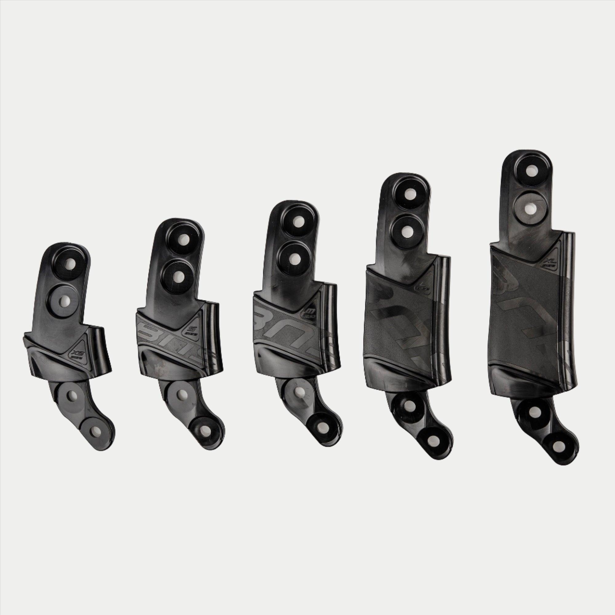Alpinestars BNS Size Adapter Kit, acessório para suporte de pescoço, cinco componentes adaptadores de plástico preto em tamanhos graduados, design modular para ajuste com orifícios de montagem e logótipo texturizado, cor preta sólida
