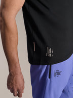 Alpinestars A-Aria Lite Short em Baja Blue, calções de BTT, com a inscrição 'One Goal. One Vision.' estampada e bolso com fecho de correr, combinados com uma camisola A-Aria Switch preta, vista em grande plano de equipamento técnico de ciclismo.