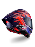 Capacete Alpinestars Supertech R10 Limited Edition Flyte, capacete de corrida integral, roxo profundo e azul brilhante com grafismos de chamas laranja e vermelhas, com o logótipo Alpinestars branco e spoiler traseiro aerodinâmico, proteção de cabeça de alta performance para desportos motorizados