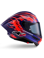 Capacete Alpinestars Supertech R10 Limited Edition Flyte, Purple Red Glossy, capacete integral de motociclismo com base em azul escuro e púrpura e motivos de chamas vibrantes em laranja e vermelho, perfil aerodinâmico com spoiler traseiro vermelho e viseira fumada escura, equipamento de competição profissional