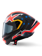 Capacete Alpinestars Supertech R10 Miller Limited Edition, perfil lateral, acabamento Carbon Red Matt com trama de fibra de carbono visível, grafismos de relâmpagos vermelhos e brancos, estrelas azuis na parte traseira, pormenores amarelos em torno da viseira e logótipo Alpinestars branco, capacete de motociclismo de competição de alta performance