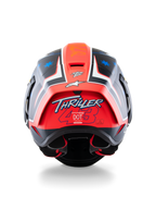 Alpinestars Supertech R10 Miller Limited Edition Helmet, capacete de corrida integral, Carbon Red Matt com gráficos de estrelas azuis, vista traseira destacando o logótipo 'Thriller 43' no spoiler vermelho, design aerodinâmico com etiquetas de certificação