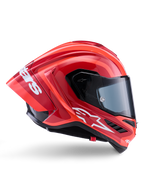 Capacete Alpinestars Supertech R10 Arius, capacete de corrida integral, vermelho e laranja brilhante, vista de perfil lateral com um spoiler traseiro aerodinâmico, logótipo Astars branco na queixeira e viseira transparente, concebido para desempenho de alta velocidade em pista