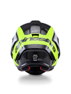 Capacete Alpinestars Supertech R10 Arius, vista traseira, preto, prateado e amarelo fluorescente brilhante, capacete de corrida de alto desempenho com calota em carbono multi-compósito, design aerodinâmico e logótipo arrojado da marca na parte traseira.