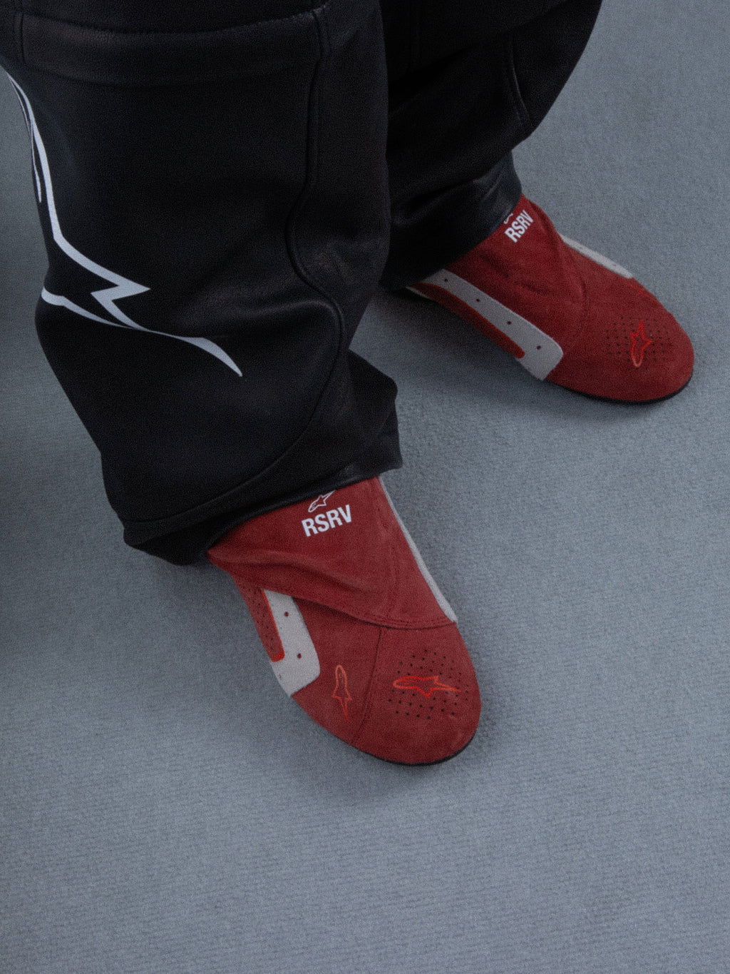 Alpinestars RSRV Starline Shoes, chinelos vermelhos com detalhes brancos e cinzentos, logótipo "RSRV", textura macia, calçado casual premium
