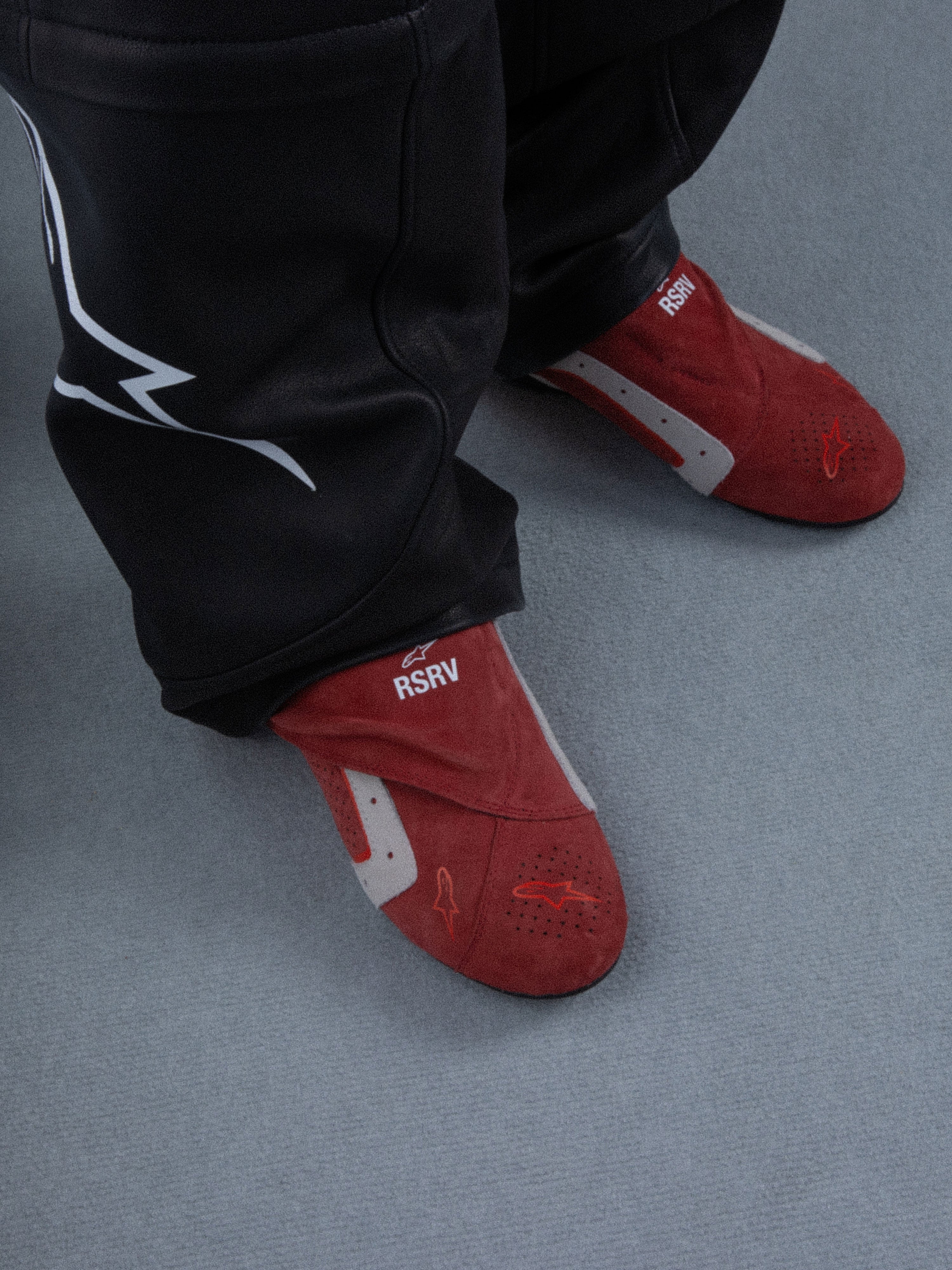 Alpinestars RSRV Starline Shoes, chinelos vermelhos com detalhes brancos e cinzentos, logótipo "RSRV", textura macia, calçado casual premium