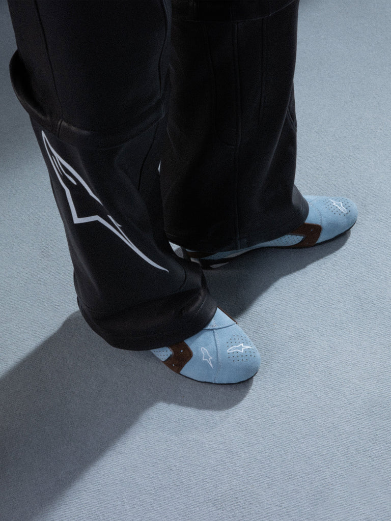 Alpinestars RSRV Starline Shoes, sapatos casuais de couro perfurado, azul claro com detalhes castanhos, logótipo branco, estilo urbano premium inspirado no motorsport