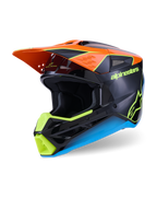 Capacete Alpinestars S-M3 Fray, capacete de motocross, preto com detalhes em laranja, amarelo néon e azul, vista de três quartos mostrando o casco aerodinâmico termo-injetado e a viseira protetora para corridas todo-o-terreno