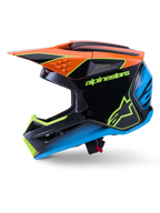 Capacete Alpinestars S-M3 Fray ECE 22.06, capacete de motocross, preto com detalhes em cor de laranja, azul e amarelo fluorescente, vista de perfil lateral exibindo a calote aerodinâmica e aberturas de ventilação integradas, com logótipos Alpinestars em destaque, proteção profissional para corridas todo-o-terreno