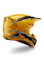 Capacete Alpinestars Supertech M10 Ampress, capacete de motocross, preto e amarelo brilhante, com acabamento amarelo de alto brilho e gráficos em estilo de relâmpago pretos e brancos, vista traseira de três quartos mostrando a calota aerodinâmica e entradas de ventilação integradas.