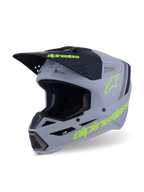 Alpinestars S-M3 Radium Helmet, capacete de motocross e enduro, cinzento, preto e amarelo néon fluo mate, vista em três quartos apresentando o design agressivo da calota, entradas de ar ventiladas e logótipos amarelos em destaque
