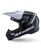 Capacete Alpinestars S-M3 Radium ECE 22.06, vista de perfil lateral, acabamento brilhante em preto e branco, riscas de corrida cinzentas, logótipo Alpinestars branco na lateral e na zona do queixo, design ventilado para motocross e enduro