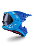 Alpinestars Supertech M10 Flood Helmet, capacete de motocross, azul brilhante e azul marinho com fibra de carbono preta exposta, perfil lateral traseiro com aberturas de ventilação e logótipo branco, forro interior vermelho, design aerodinâmico avançado para performance off-road