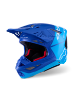 Capacete Alpinestars Supertech M10 Flood, capacete de motocross, azul metalizado e azul médio com detalhes em fibra de carbono preta, com logótipos brancos e marca M10, múltiplas aberturas de ventilação e acolchoamento interior vermelho, concebido para desempenho profissional de todo-o-terreno