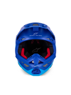 Alpinestars Supertech M10 Flood Helmet ECE, capacete de motocross, azul metálico e azul médio com detalhes em carbono preto, vista frontal mostrando a queixeira e a abertura para os olhos, logótipos e texto Alpinestars a branco, forro interior vermelho, proteção profissional para off-road