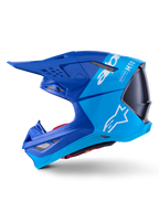 Capacete Alpinestars Supertech M10 Flood, capacete de motocross, azul metálico e azul médio com carbono preto, vista de perfil lateral mostrando acabamentos mate e brilhante, logótipo Alpinestars branco e marca Supertech M10, proteção de cabeça avançada para competição off-road