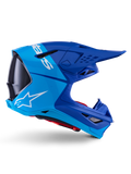 Capacete Alpinestars Supertech M10 Flood, capacete de motocross, azul metálico e azul médio com detalhes em carbono preto, vista de perfil lateral, com logótipo branco, design aerodinâmico com aberturas de ventilação, detalhes de textura em fibra de carbono, proteção profissional para competição off-road