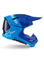 Capacete Alpinestars Supertech M10 Flood, capacete de motocross, azul metálico e azul médio com detalhes em carbono preto, vista de perfil lateral, com logótipo branco, design aerodinâmico com aberturas de ventilação, detalhes de textura em fibra de carbono, proteção profissional para competição off-road