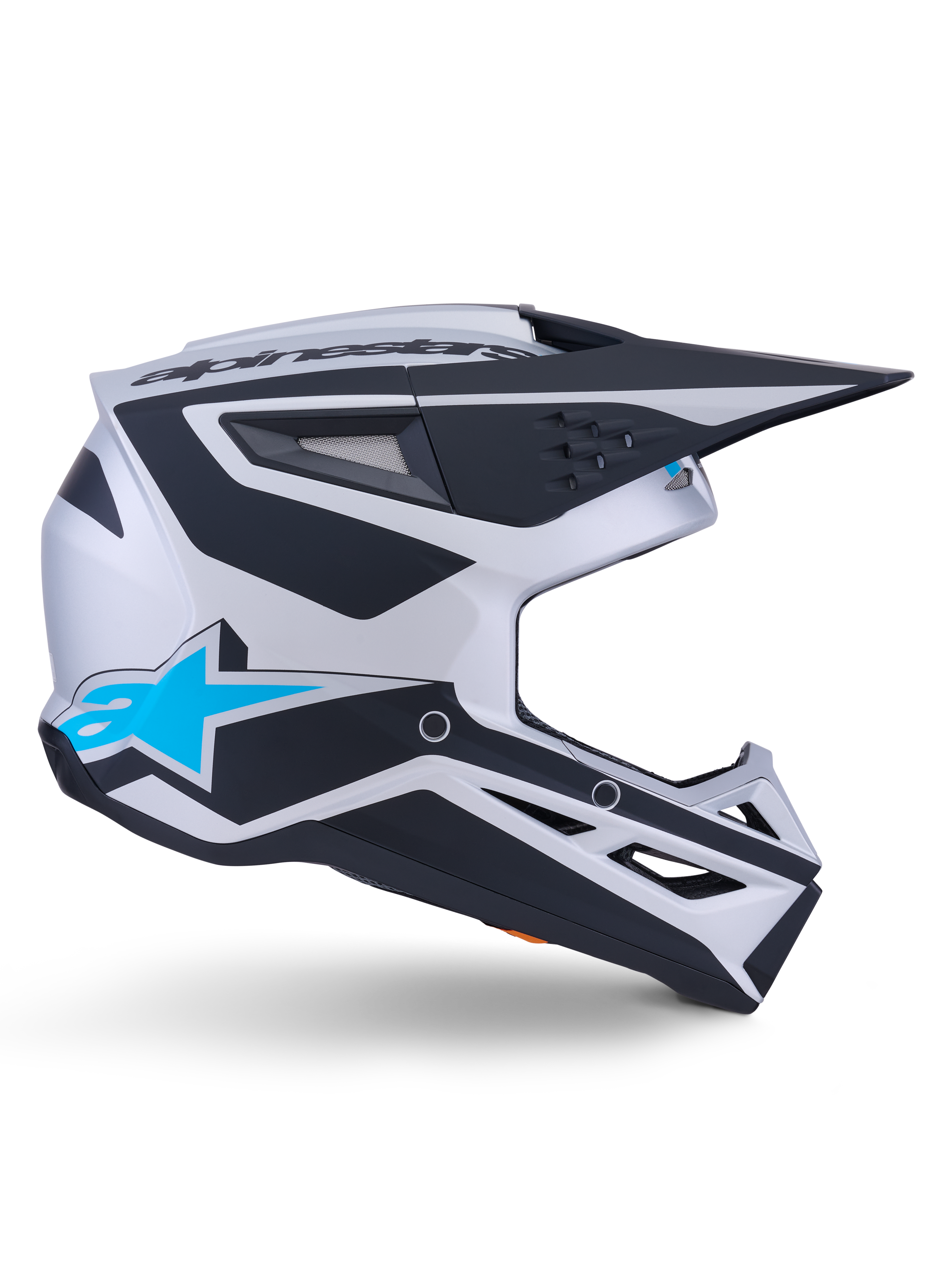 Capacete Alpinestars S-M3 Heat ECE 22.06, capacete de motocross, prateado, azul e preto mate, vista lateral com gráficos pretos arrojados, logótipo A-star azul brilhante, viseira aerodinâmica preta e múltiplas aberturas de ventilação para performance em todo-o-terreno