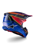 Capacete Alpinestars Supertech M10 Era, capacete de motocross, azul, vermelho e amarelo fluorescente brilhante, vista de perfil lateral traseira com detalhes em fibra de carbono, logótipo Alpinestars em destaque, aberturas de ventilação integradas e acabamento de alto brilho para performance off-road.