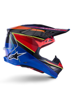Capacete Alpinestars Supertech M10 Era, capacete de motocross, azul, vermelho e amarelo fluo brilhante, vista de perfil lateral mostrando a calota em carbono multi-compósito, logótipo Alpinestars branco, design aerodinâmico com múltiplas aberturas de ventilação para corridas off-road