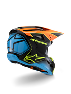 Capacete Alpinestars S-M3 Youth Fray, capacete de motocross, preto, cor-de-laranja e azul com pormenores em amarelo néon, vista traseira de três quartos realçando a marca Alpinestars e o logótipo da estrela, design aerodinâmico para competições off-road juvenis