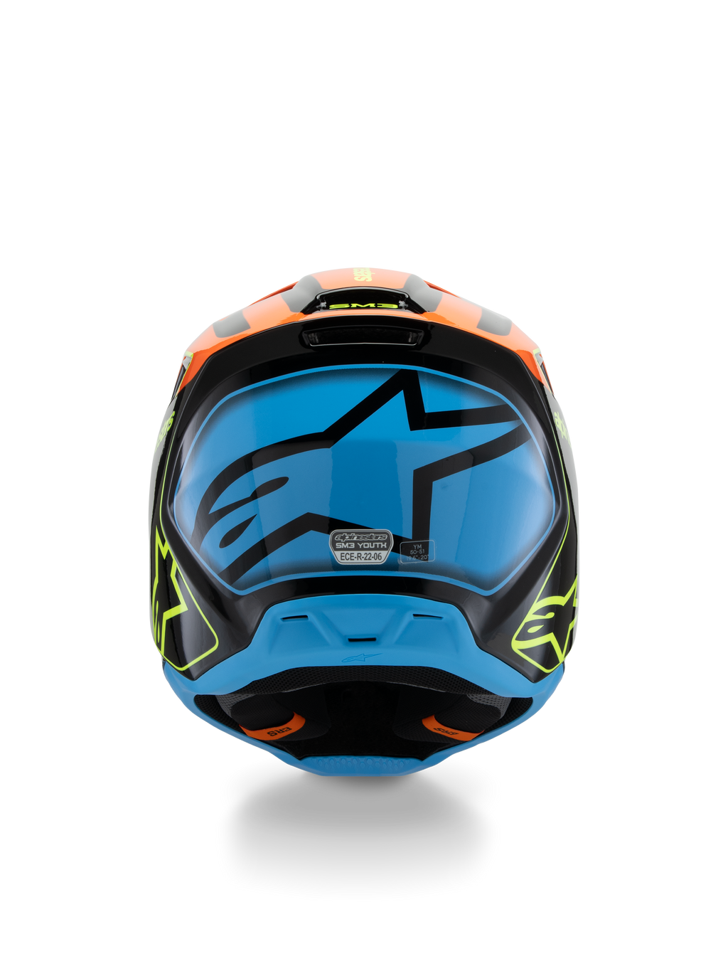 Capacete Alpinestars S-M3 Youth Fray, capacete de motocross, preto com detalhes em laranja e amarelo néon e um grande grafismo azul na parte traseira, vista traseira mostrando aberturas de ventilação e etiqueta de certificação ECE 22.06, concebido para performance off-road juvenil