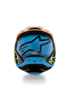 Capacete Alpinestars S-M3 Youth Fray, capacete de motocross, preto com detalhes em laranja e amarelo néon e um grande grafismo azul na parte traseira, vista traseira mostrando aberturas de ventilação e etiqueta de certificação ECE 22.06, concebido para performance off-road juvenil