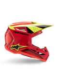 Capacete Alpinestars S-M3 Youth Fray, capacete de motocross, vermelho, amarelo néon e preto brilhante, vista de perfil lateral exibindo um design aerodinâmico elegante com viseira integrada e aberturas de ventilação proeminentes, logótipo preto sobre uma calota vermelha vibrante, otimizado para desempenho off-road de jovens pilotos