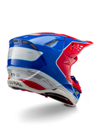 Capacete Alpinestars Supertech M10 Aeon ECE 22.06, capacete de motocross, vermelho brilhante, azul e branco com acabamento brilhante, vista lateral traseira com perfil aerodinâmico, logótipo Alpinestars prateado e aberturas de ventilação integradas.