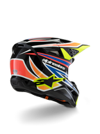 Capacete Alpinestars S-M3 Youth Wurx, capacete de motocross para jovens, preto com detalhes em laranja vibrante, vermelho, azul e amarelo fluorescente, vista traseira em três quartos mostrando a calota aerodinâmica e as aberturas de ventilação, acabamento brilhante com logótipos Alpinestars em destaque.