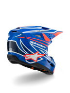Capacete Alpinestars S-M3 Youth Wurx, capacete de motocross, azul brilhante com grafismos em vermelho, branco e preto, vista traseira de três quartos exibindo o casco aerodinâmico, aberturas de ventilação e logótipo Alpinestars proeminente, proteção de cabeça para corridas todo-o-terreno