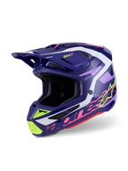 Capacete Alpinestars S-M7 Deed, capacete de motocross, roxo e rosa brilhante, base em roxo escuro com detalhes em amarelo néon, rosa e branco, design aerodinâmico com aberturas de ventilação integradas e uma pala proeminente, protetor de cabeça de alta performance para off-road