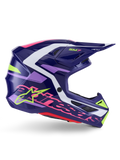 Capacete Alpinestars S-M7 Deed, capacete de motocross, roxo e rosa brilhante, vista lateral de perfil, com detalhes gráficos em branco e verde lima, marca SM7 e logótipo Alpinestars em destaque, design de concha composta aerodinâmica para corridas off-road