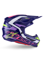 Capacete Alpinestars S-M7 Deed, capacete de motocross, roxo e rosa brilhante, vista lateral de perfil, com detalhes gráficos em branco e verde lima, marca SM7 e logótipo Alpinestars em destaque, design de concha composta aerodinâmica para corridas off-road