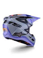 Alpinestars S-M3 Jettson Helmet ECE 22.06, capacete de motocross, cinzento, roxo e preto brilhante, vista traseira de três quartos apresentando a calota termo-injetada aerodinâmica com aberturas de ventilação e design gráfico arrojado