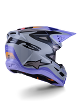 Alpinestars S-M3 Jettson Helmet ECE 22.06, capacete de motocross, cinzento, roxo e preto brilhante, vista traseira de três quartos apresentando a calota termo-injetada aerodinâmica com aberturas de ventilação e design gráfico arrojado