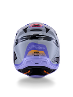Capacete Alpinestars S-M3 Jettson para Jovens, vista traseira, cinzento com gráficos brilhantes em roxo e preto, com o design da assinatura de Jett Lawrence e logótipos Alpinestars, capacete de motocross off-road