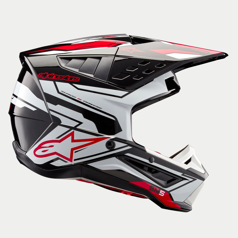 Alpinestars S-M5 Action 2 Helmet ECE, capacete de motocross, preto, branco e vermelho brilhante, vista de perfil lateral apresentando grafismos arrojados e o logótipo da estrela vermelha, calota aerodinâmica elegante com múltiplas aberturas de ventilação, viseira ajustável, equipamento de alto desempenho para competição fora de estrada