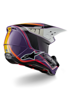 Alpinestars S-M5 Sail Helmet ECE, capacete de motocross, violeta, preto e prateado brilhante com detalhes de riscas cor-de-laranja e amarelas, grande logótipo de estrela preto, perfil aerodinâmico com saídas de ventilação traseiras, acabamento brilhante para corridas todo-o-terreno