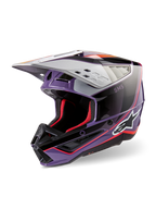 Capacete Alpinestars S-M5 Sail ECE, capacete de motocross, violeta, preto e prateado brilhante, com forro interno e detalhes em vermelho, acabamento brilhante com logótipo Alpinestars em destaque, viseira prateada aerodinâmica, equipamento de proteção profissional para todo-o-terreno