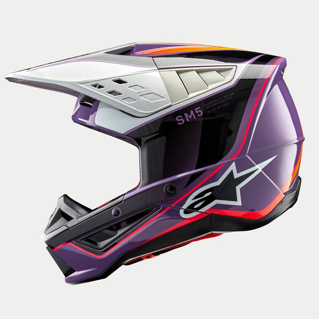 Alpinestars S-M5 Sail Helmet ECE, capacete de motocross, violeta, preto e prateado brilhante, vista de perfil lateral com pala prateada, painel lateral preto com o texto 'SM5' e logótipo Astar branco, carcaça aerodinâmica com aberturas de ventilação para corridas todo-o-terreno