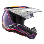 Alpinestars S-M5 Sail Helmet ECE, capacete de motocross, roxo, preto e prateado brilhante, com grafismos arrojados em laranja e vermelho, viseira prateada ventilada, calota aerodinâmica com logótipo de estrela branco, proteção profissional para todo-o-terreno